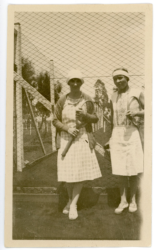 Kaks nais tenniseväljakul tennisereketid käes.