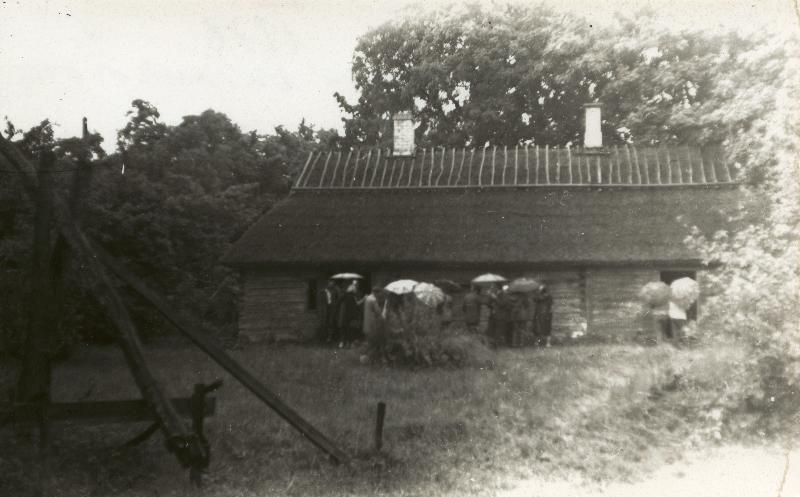 Eesti Geograafia Seltsi Saare- ja Muhumaa ekskursioonist osavõtjad Kuusnõmme külas kirjanik Aadu Hindi sünnitalu ees.