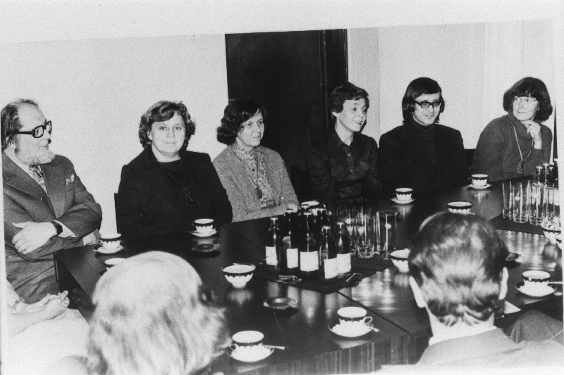 Kohtumine Ameerika eestlastega Väliseestlastega Kultuurisidemete Arendamise Ühingus. Vasakult: Jaan Kross Ellen Niit, Vive Tolli, Anu Kaal, Kalle Kurg, Concordia Clar.