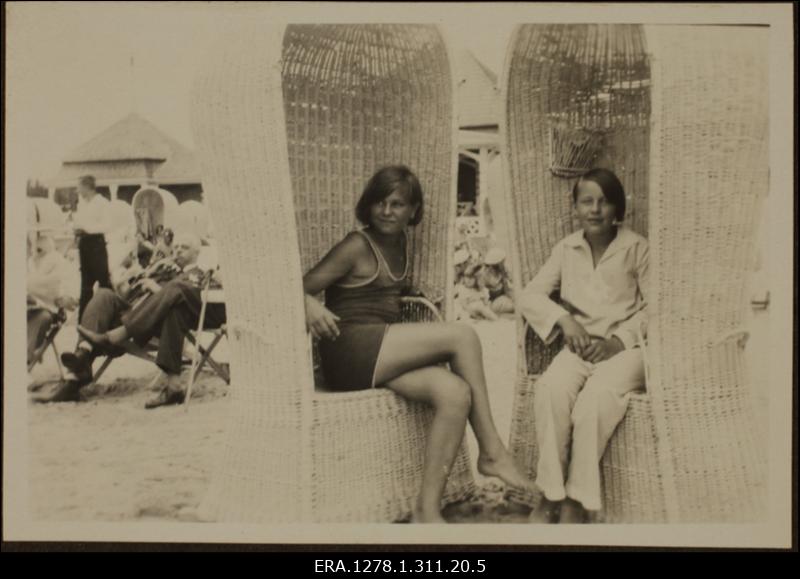 Välisdiplomaatide ringreis Eestis juulis 1931. Tüdrukud rannatoolides Pärnus