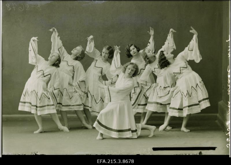 Ida Urbeli poolt loodud ja tema juhendamisel töötanud karaktertantsurühma liikmed Viljandis.