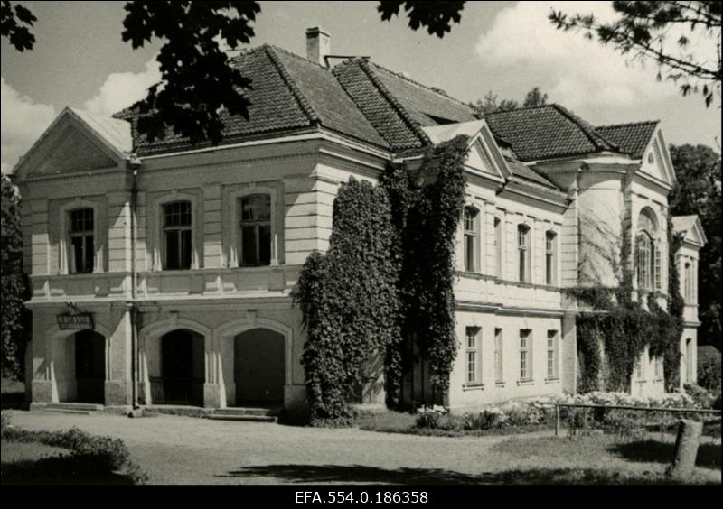 Kärstna 6-kl algkool endises Kärstna mõisa härrastemajas.