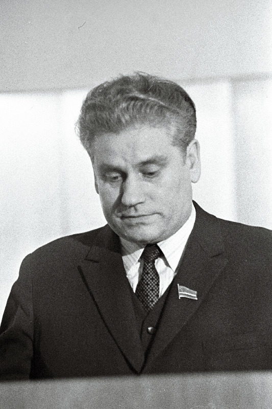 EKP Tallinna Linnakomitee I sekretär Nikolai Johanson EKP Tallinna Linnakomitee V pleenumil ettekandega esinemas.