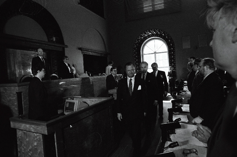 Eestisse külaskäigule saabunud Rootsi kuningas Carl XVI Gustaf (esiplaanil) Ülemnõukogu istungite saalis Toompea lossis. Tema taga Eesti Vabariigi Ülemnõukogu esimees Arnold Rüütel.