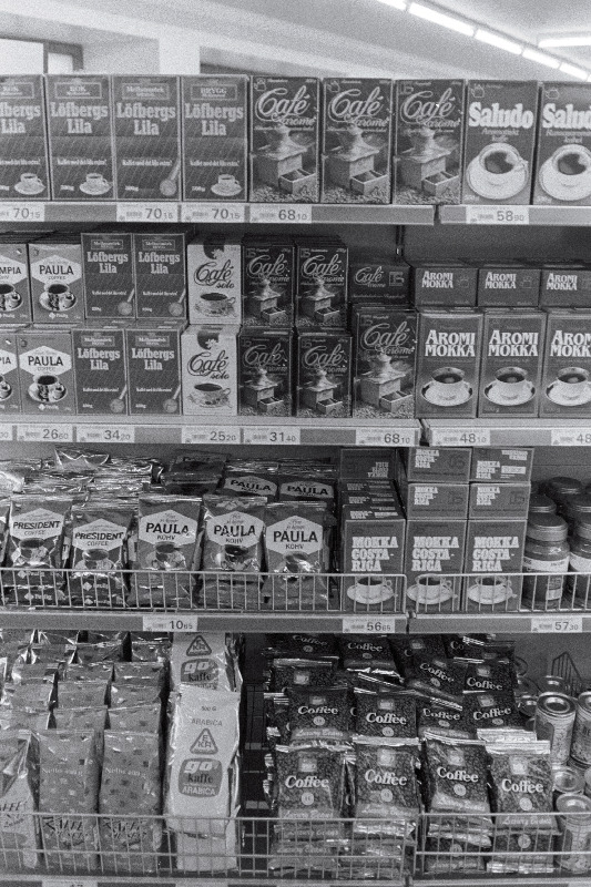 "Sakala" poe avamine pärast renoveerimist, "Viktoria" kaupluse avamise eel (õunad, apelsinid, banaanid). Abestocki hulgimüügiladu.