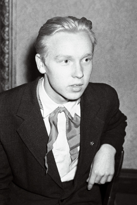 Pärnu 6. 8-klassilise Kooli pioneerirühma juht, kombinaadi Viisnurk tööline Lembit Sepp.