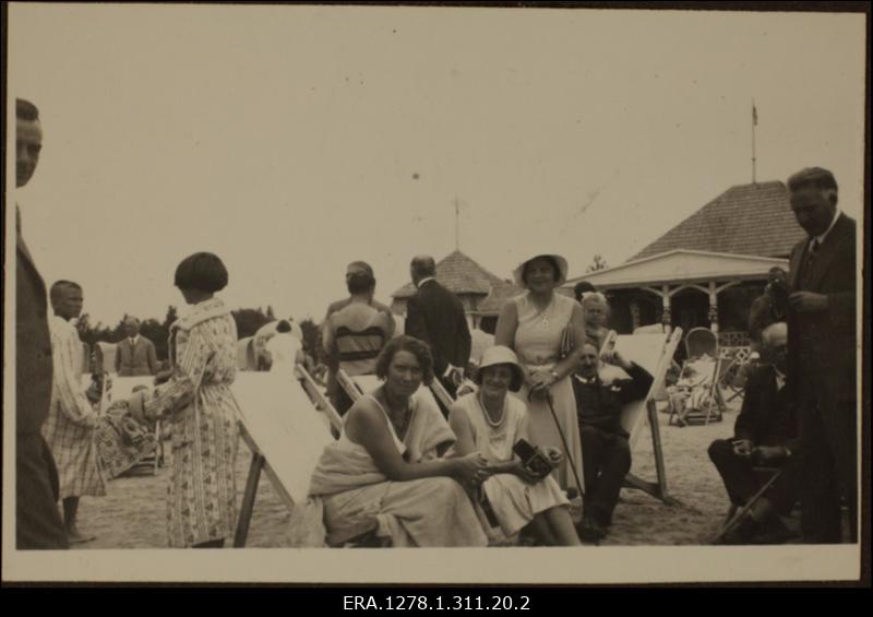 Välisdiplomaatide ringreis Eestis juulis 1931. Inimesed Pärnu rannas.