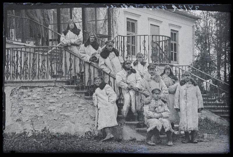Suurtükiväe välipatarei nr 14 sõjaväelased Vana-Võidu mõisa härrastemaja trepil, (negatiiv ilmutatud 31.07.1920).