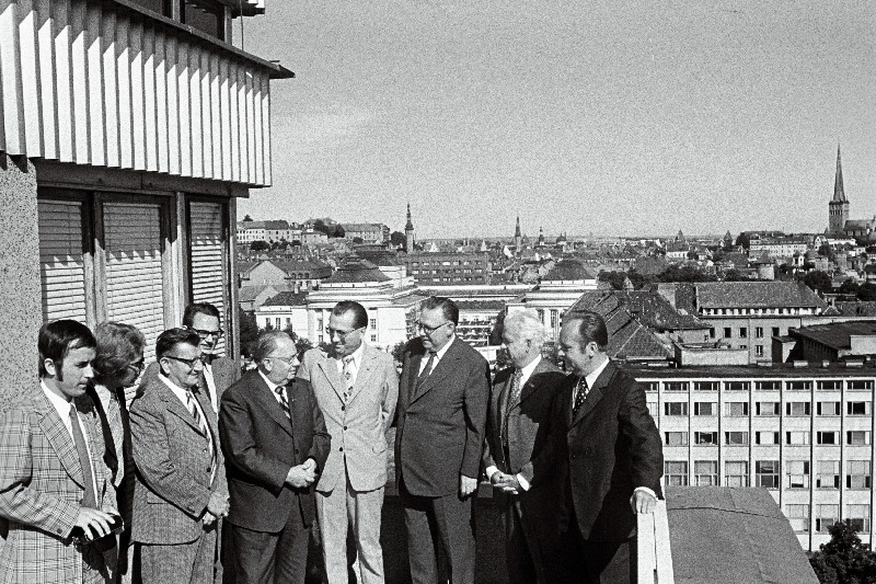 Külalised Saksa DV Schwerini Ringkonna delegatsiooni liikmed vastuvõtul EKP Keskkomitees. Paremalt: 1. EKP Keskkomitee sekretär V. Väljas, 2. EKP Keskkomitee sekretär K. Vaino, 3. EKP Keskkomitee teine sekretär K. Lebedev, 4. Schwerini Ringkonnakomitee esimene sekretär H. Ziegner, 5. EKP Keskkomitee esimene sekretär J. Käbin.