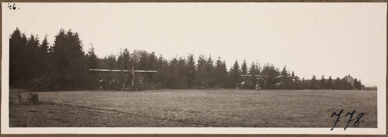 Vaade väljal seisvatele lennukitele metsa taustal; foto 1. Lennuväedivisjoni fotopositiivide kogust
