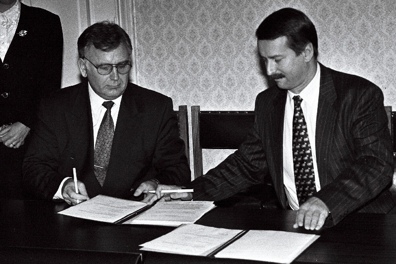 Tiit Vähi, Siim Kallas, KMÜ ja Reformierakond sõlmisid koalitsiooni lepingu.