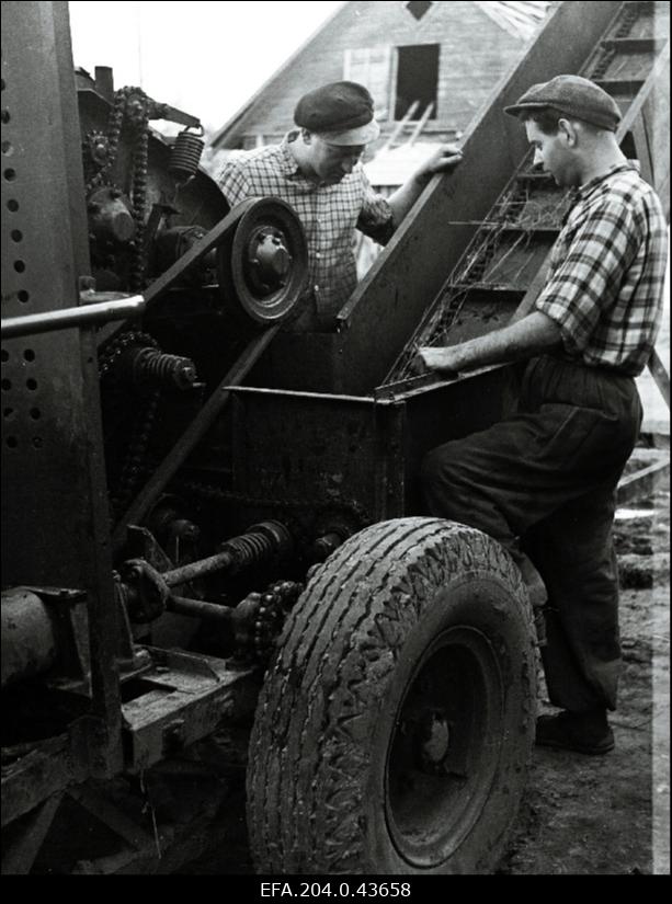 Rahnoja sovhoosi mehhanisaatorite kommunistliku töö brigaadi brigadiri asetäitja lukksepp Viktor Vaht (vasakul) ja remondilukksepp Leonhard Nurmoja kontrillovad silokombaini.