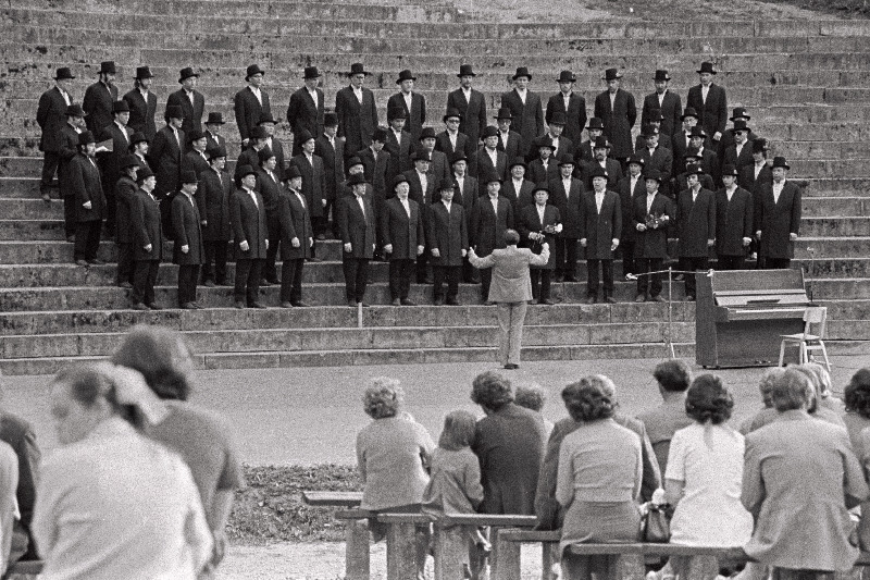 Riiklik Akadeemiline Meeskoor esineb Viljandi lauluväljakul. Dirigeerib Olev Oja.