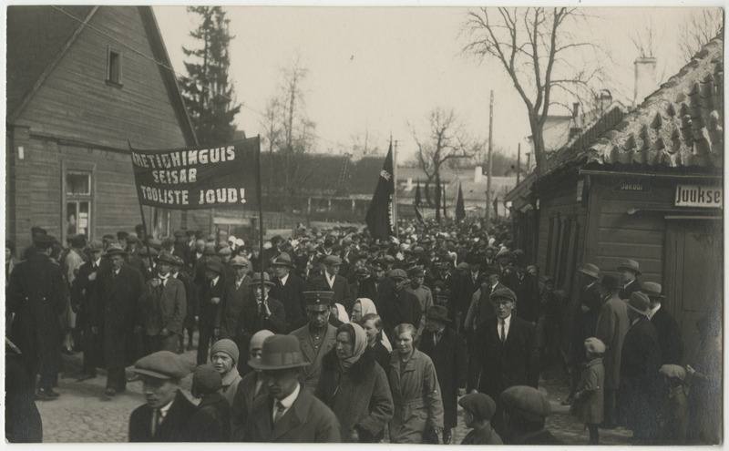 Esimese mai rahvusvahelise töörahvapüha demonstratsioon Tartus 01.05.1931, rongkäik Jakobi ja Laia tänava nurgal