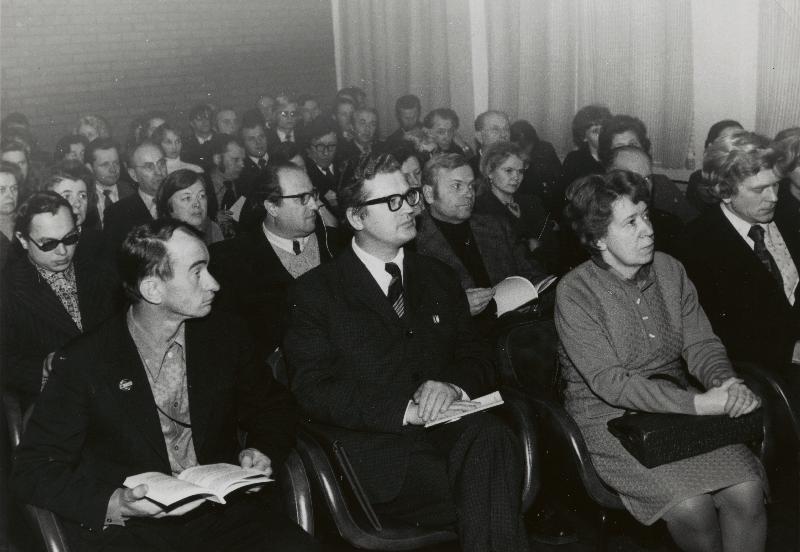 Eesti Geograafia Seltsi ja Eesti Agrometeoroloogia Laboratooriumi 09.-10.12.1976. aastal Sakus toimuval konverentsil "Agro- ja mikrokliima uurimise kaasaegsed probleemid" istuvad saalis esireas (paremalt) Tallinna Botaanikaaia teadur Andres Tarand ja seltsi teadussekretär Laine Merikalju.