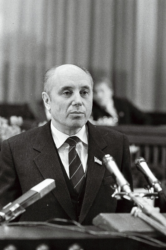 ELKNÜ XX kongressil kõneleb Eesti NSV Kutsehariduskomitee esimees Eduard Tšerevaško.