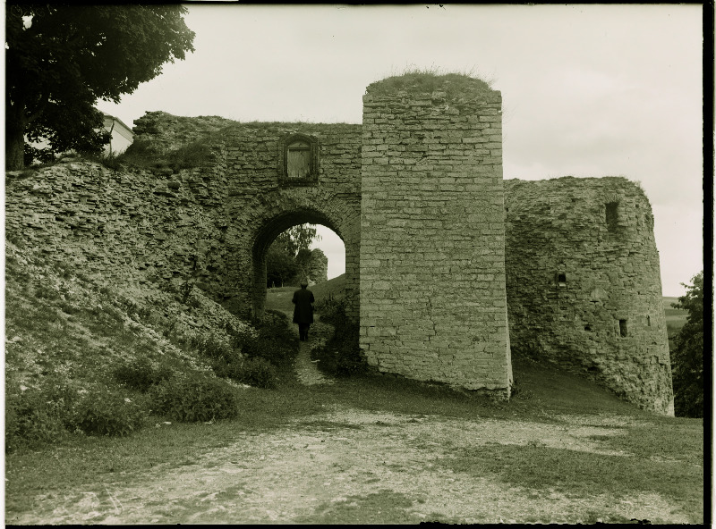 Irboska vana linnamüür ja värav.