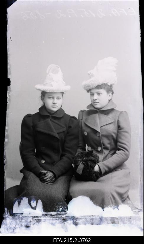 Kaks naist, (foto tellija Schwalmberg).