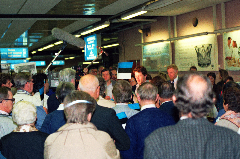 N Liidust väljasaadetud Tiit Madissoni vastuvõtmine Stockholmi Arlanda lennuväljal 12.09.1987. Keskel Tiit Madisson