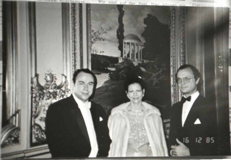RAT "Estonia" peadirigent, Eesti NSV rahvakunstnik Eri Klas (vasakult), Rootsi kuninganna ja Rootsi kuningas Carl Gustav Rootsi Kuninglikus Ooperiteatris.
