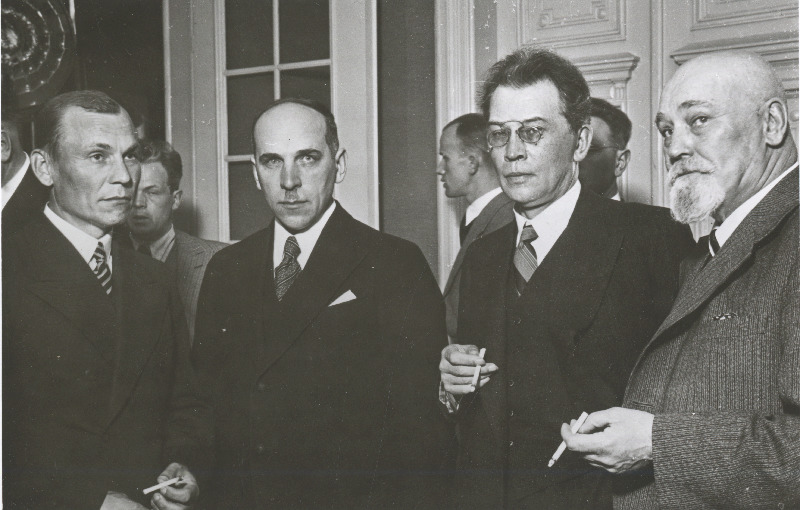 Eesti Vabariigi riigivanema 1936. aasta kirjanduslike auhindade laureaadid: (vasakult) A. Kivikas, J. Semper, F. Tuglas ja K.A. Hindrey.