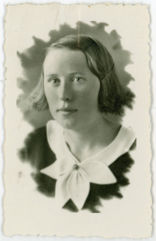 Brus, Ingeborg, sünd 1921. Portreefoto välispassi saamiseks esitatud avalduse juurde
