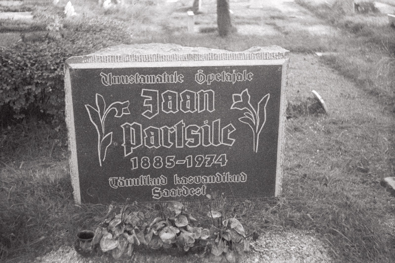 Koolitegelase pedagoog Jaan Partsi hauakivi Pärnamäe kalmistul.