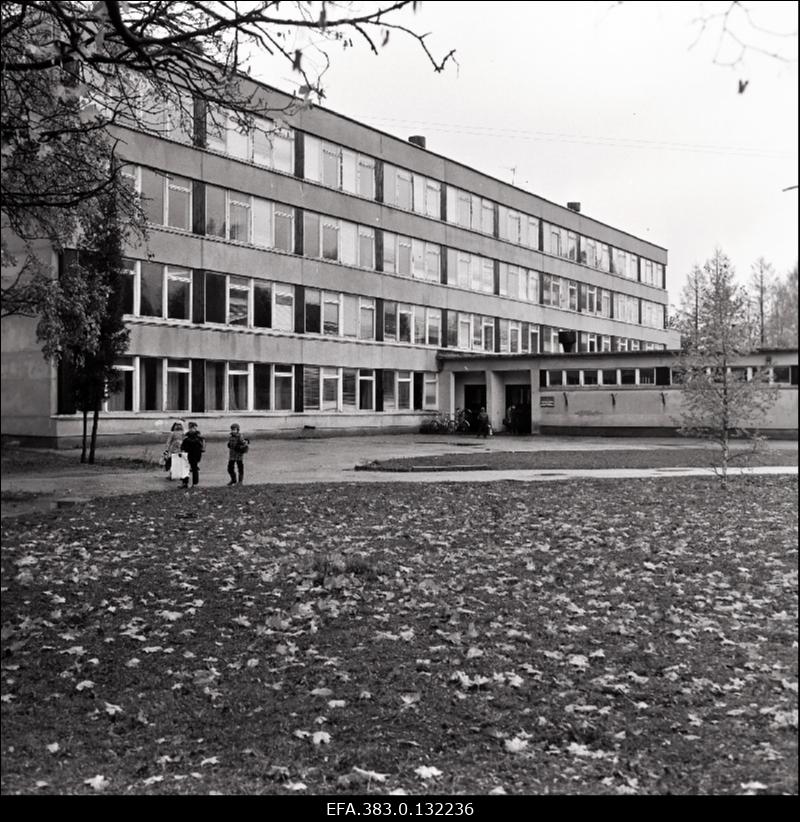 Väike-Maarja Keskkoolihoone välisvaade. [Kolhoosihoone välisvaade?]