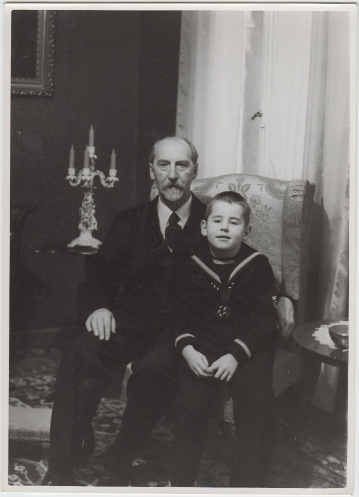 Jaan Tõnisson lapselapse Tõnisega tugitoolis istumas.