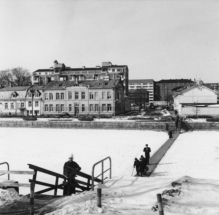 Kävelysilta Aurajoen jään yli