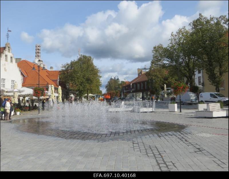 Kuressaare vaade. Keskväljaku purskkaevud.