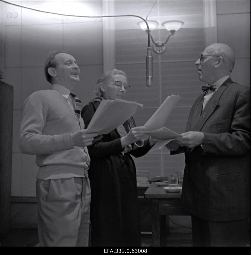 V.Kingissepa nimelise TRA Draamateatri näitlejad (vasakult) Jüri Järvet, Linda Tubin ja Eduard Tinn kuuldemängu "Legend" mikrofoniproovil Raadiomajas.