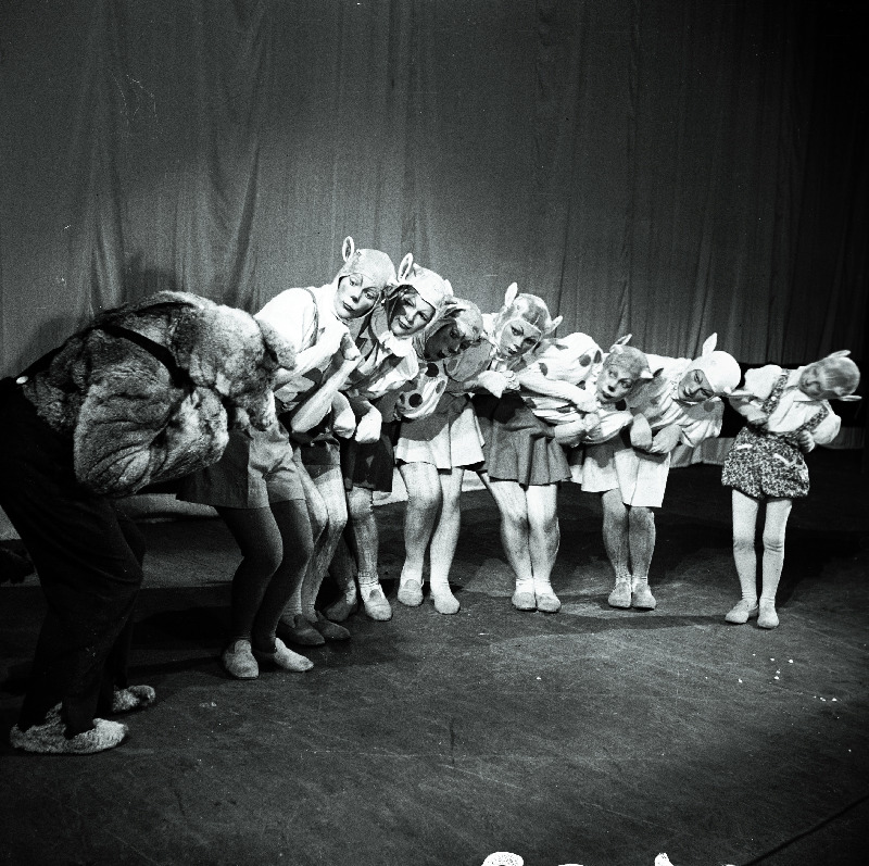 Stseen lastenäidendist Hunt ja seitse kitsetalle Tallinna Riiklikus Draamateatris.