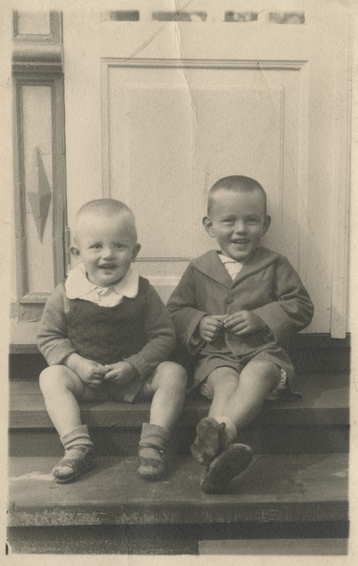 2 väikest last trepil istumas