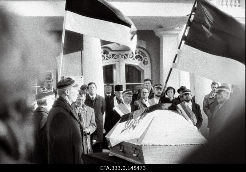 Eesti Vabariigi presidendi Konstantin Pätsi ümbermatmise mälestusmiitingul Kadrioru lossi ees kõneleb Eesti Komitee esimees Tunne Kelam.