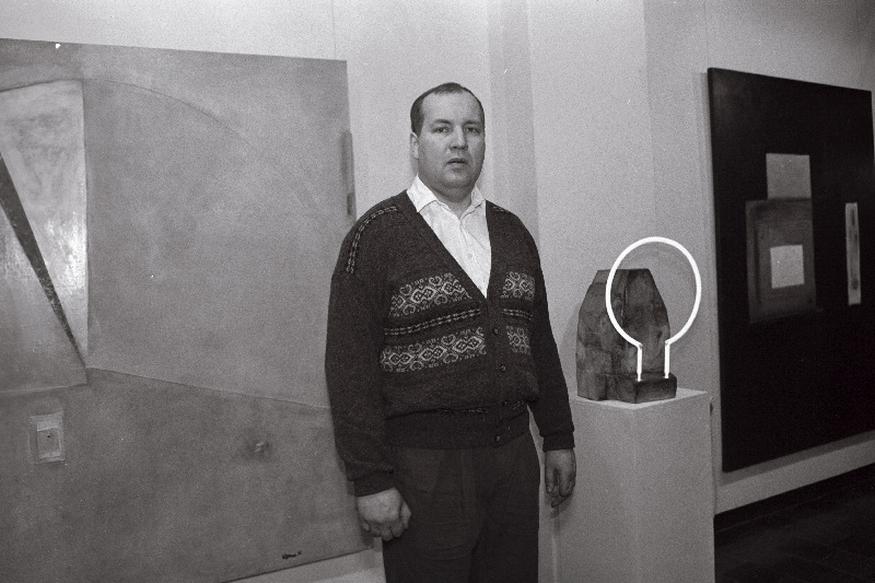 Maalikunstnik Rein Kelpman oma tööde isikunäitusel “Ebageomeetria” galeriis “Vaal”.