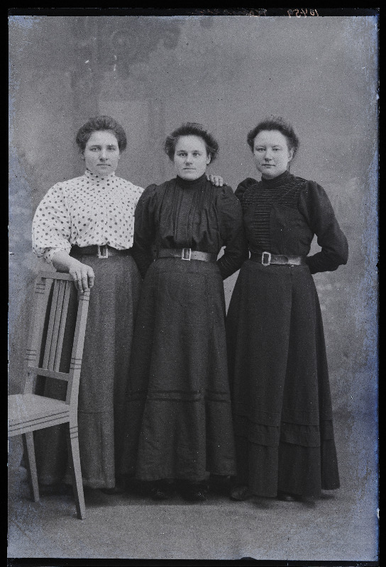 Grupp naisi, (foto tellija Liisa Reimberg).
