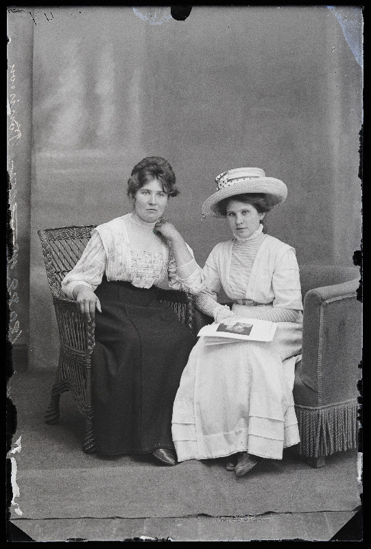Kaks naist, (foto tellija Tõnisson).