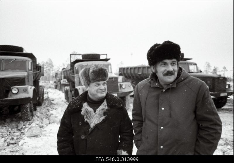 Komsomoli löökehitusel Siberis Pimi asulas töötavad mehed Eestist, et rajada autoteid naftaväljade teenindamiseks.