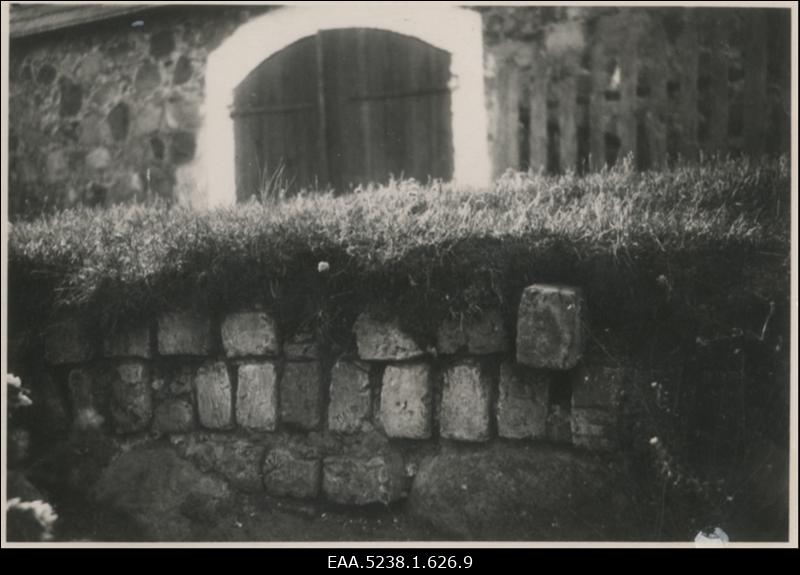 Piiskopilinnuse varemed, taustal Uue-Kastre (Kantsi) kõrts