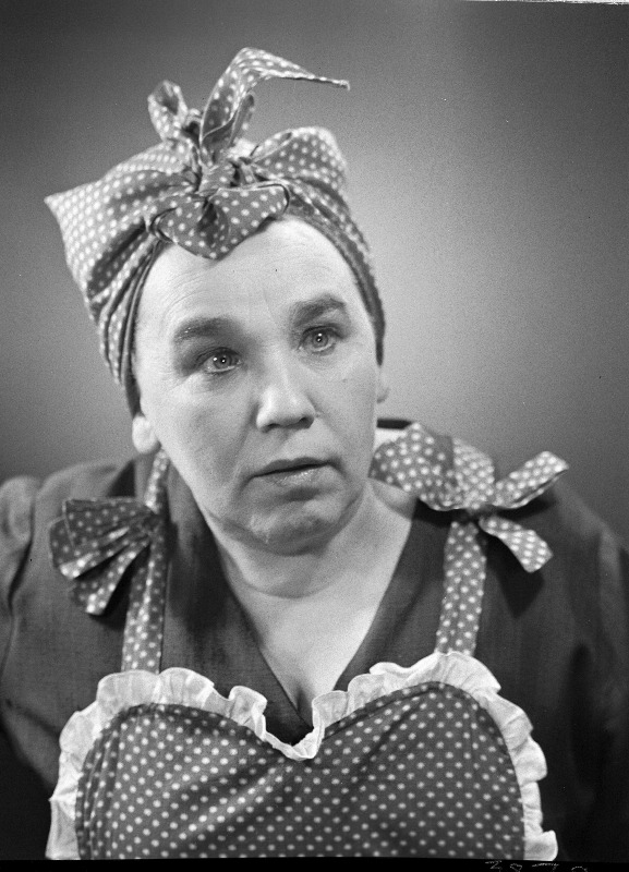 Laine Mesikäpp Anna osatäitjana Ardi Liivese näidendis Viini postmark V. Kingissepa nimelises TRA Draamateatris.