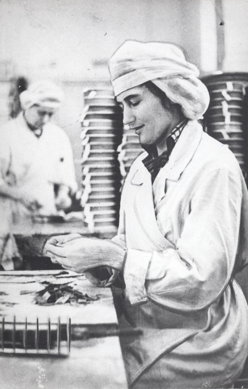 Kondiitritoodete Vabriku Kalev kompvekitsehhi kommunistliku töö brigaadi liige, tsehhi spordiinstruktor Ruth Ojaaru assortiišokolaadi pakkimas.