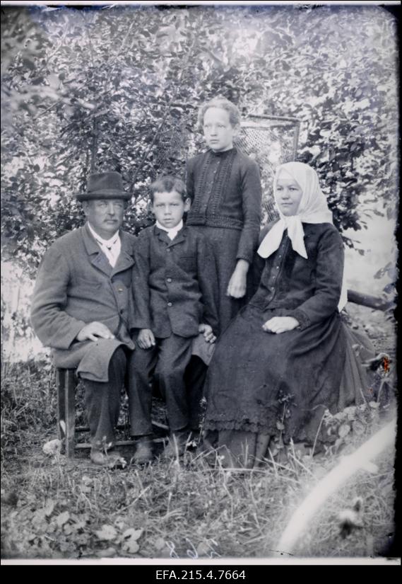 Tiina Meltsas abikaasa ja lastega aias, taga seisab Mari Meltsas.