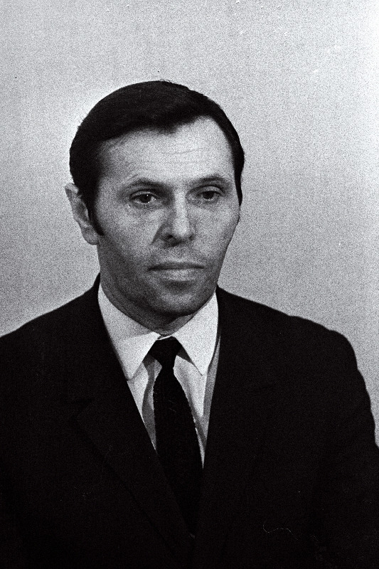 Sokolov, Boris Vassili poeg - Keskrajooni rahvakohtuniku kandidaat.