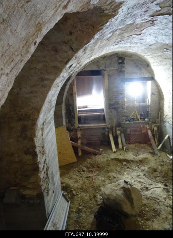 Riisipere mõis. Mõisa peahoone renoveerimistööd. Võlvkeldri väljakaevamine.