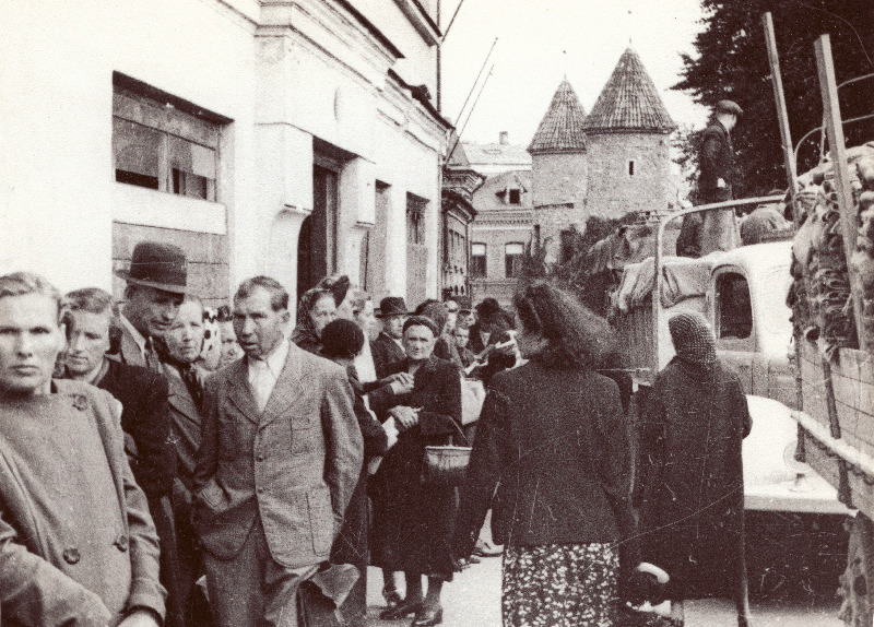 Eestlaste põgenemine kodumaalt 1944 aastal.Soome minna soovijad  Soome saatkonna ees.