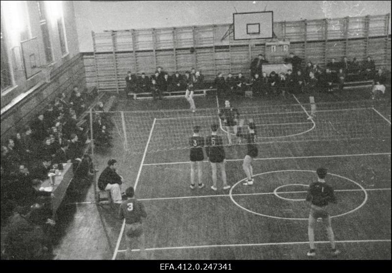 Võrkpallivõistlused Tallinna Ehitustehnikumi võimlas.