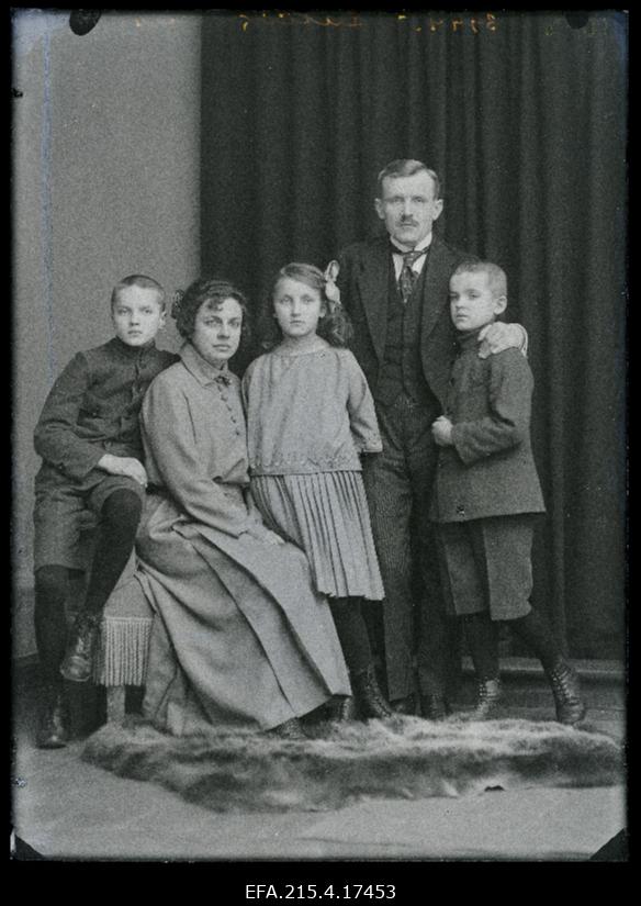 Kirjanik ja riigitegelane, Viljandi Pauluse koguduse (maakoguduse) õpetaja Jaan Lattik, abikaasa Agnes Alice Margarethe Lattik, tütar Helgi Alice Lattik (Päts) ja kaks poega.