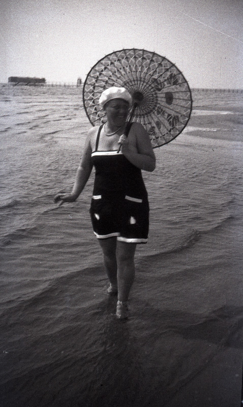 Tuvastamata naine [Eduard Virgo tuttav või sugulane?] päevavarjuga mererannas