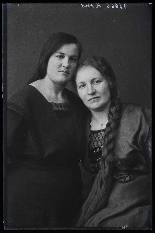 Kaks naist, (foto tellija Koni).